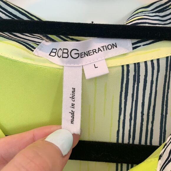 BCBG sleeveless button up blouse - Picture 3 of 8